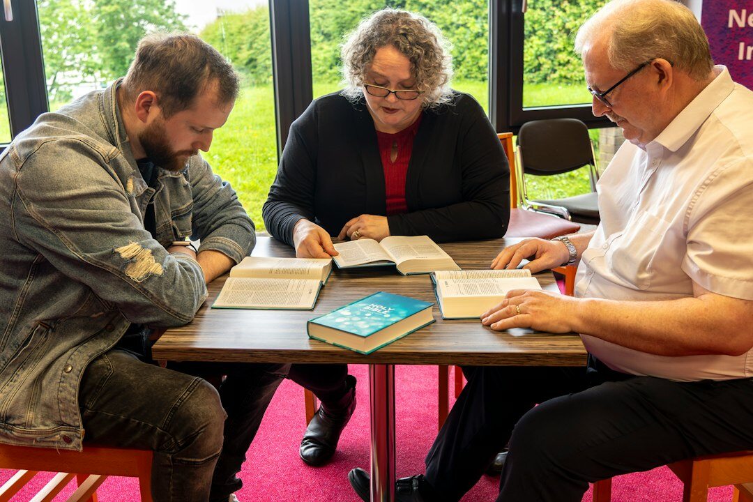 readers enjoying mystery book